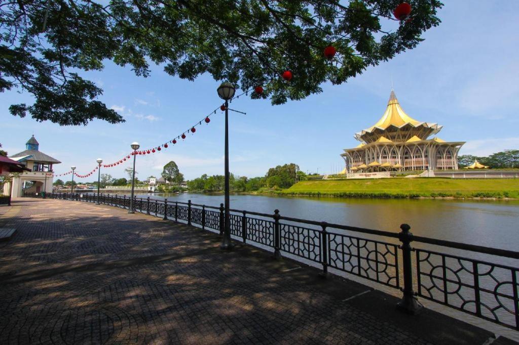 Nova Kuching Hotel Buitenkant foto