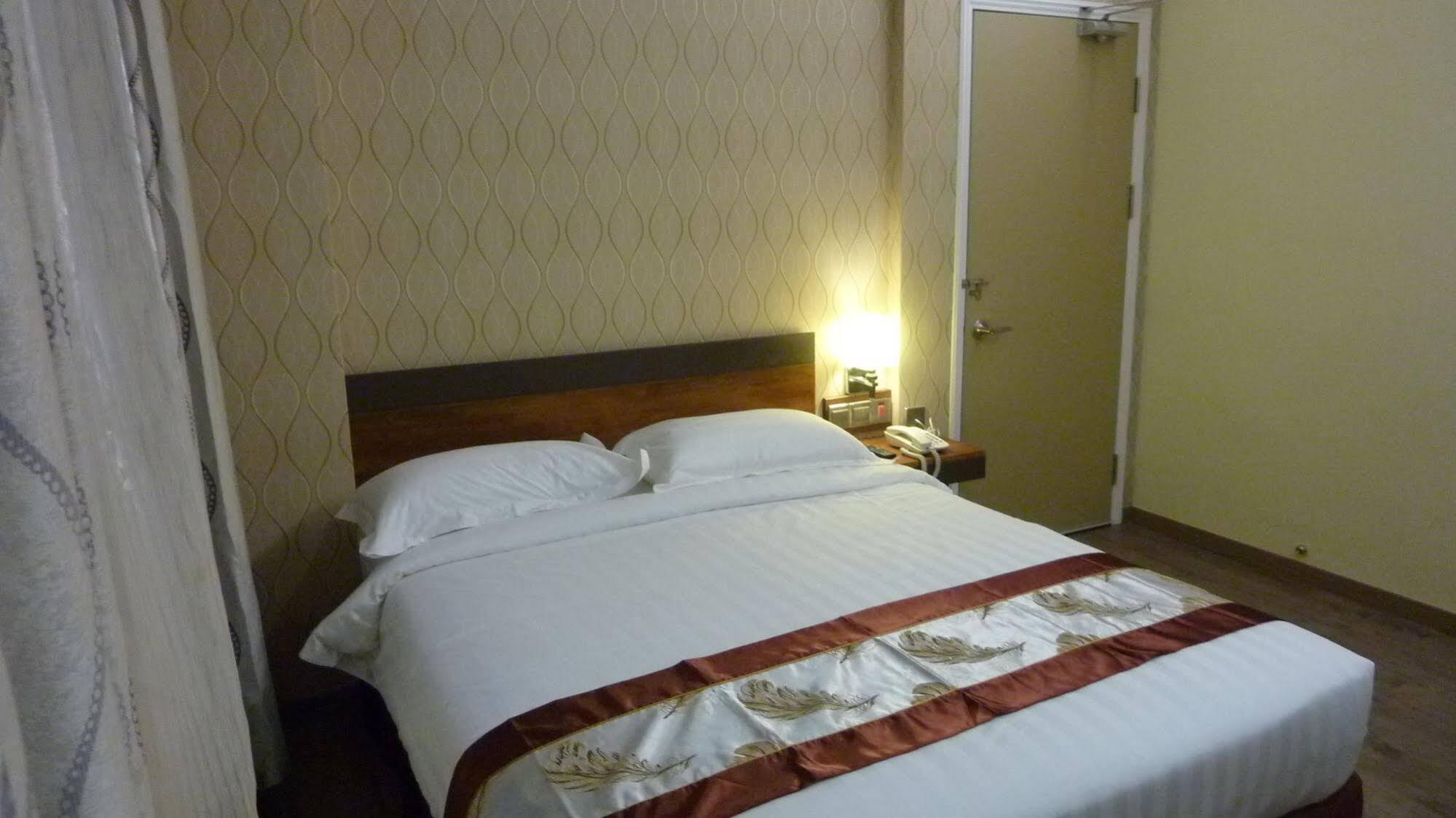 Nova Kuching Hotel Buitenkant foto